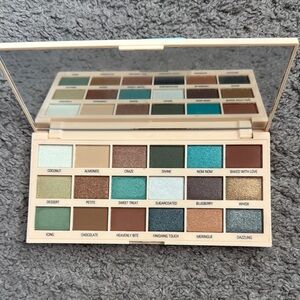 Makeup Revolution Macaroon Palette - Multi-Color Eyeshadow